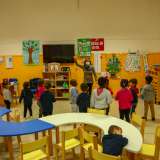 ...tra cui Matteo, Mohammad, Eyad e Anita che ballano e cantano mimando la maestra Milva